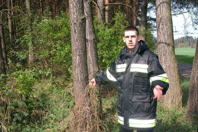 - Wystarczy podpalić garść takiej trawy, aby płonął las. Mam nadzieję, że już niebawem złapiemy tego podpalacza - mówi aspirant Andrzej Prokop z namysłowskiej straży pożarnej.
