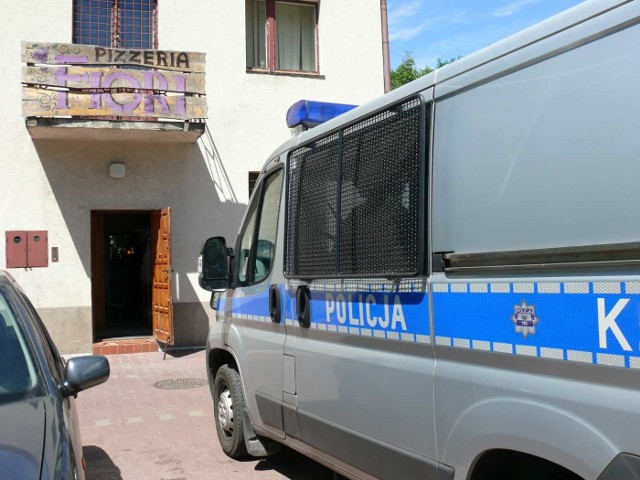 Policyjny radiowóz przy pizzerii Fiori.