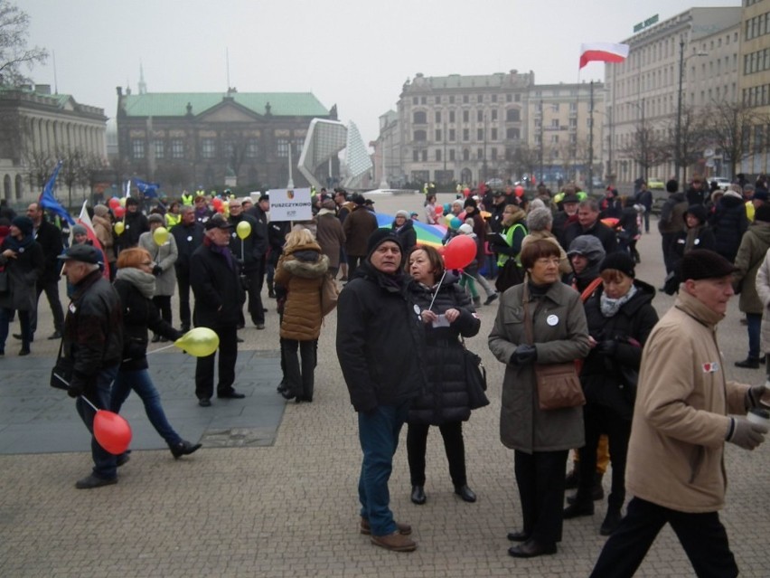 KOD apelował o przytulanie się na placu Wolności