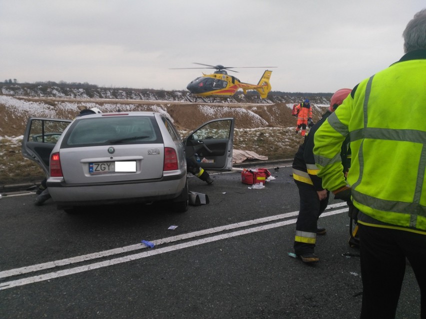 Tragiczny wypadek koło Nowogardu. Jedna osoba nie żyje [ZDJĘCIA]