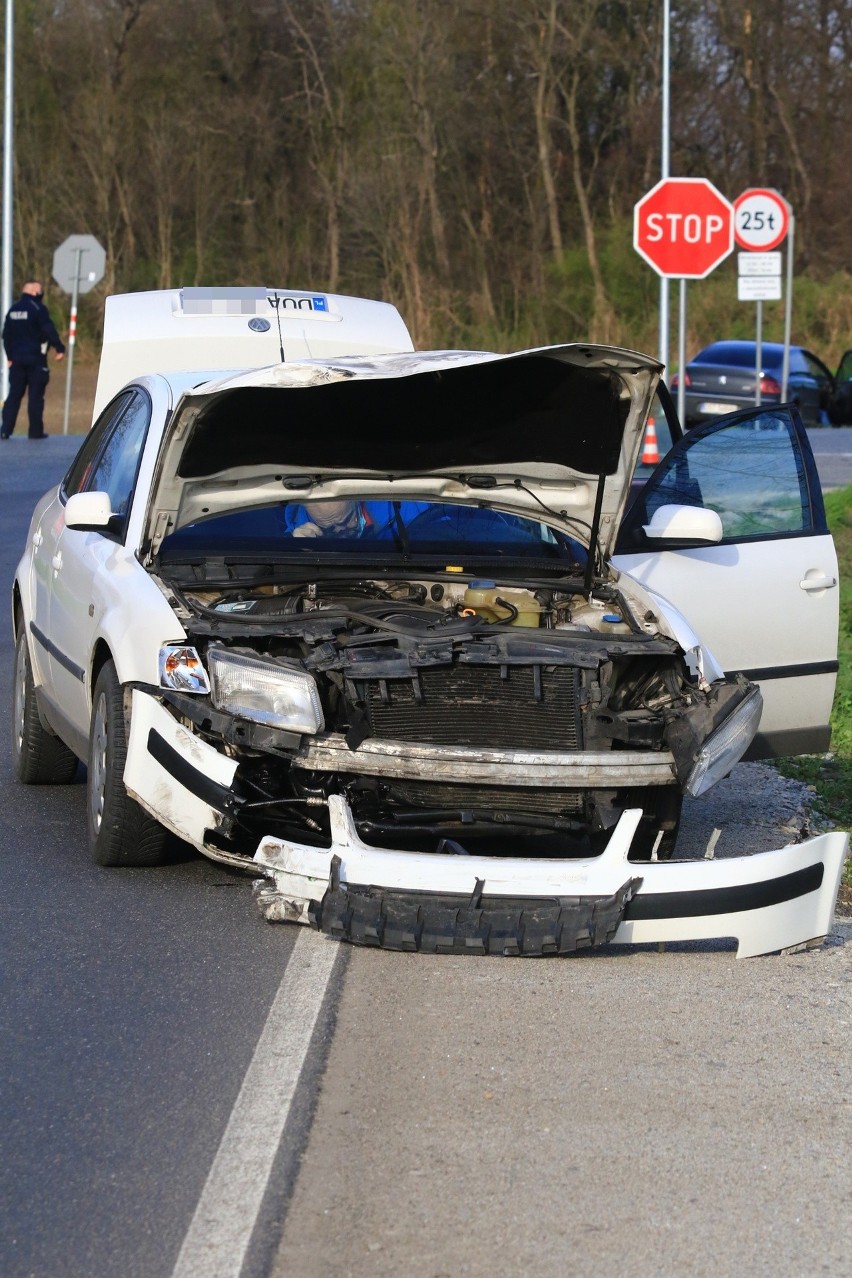 Wypadek na drodze Wrocław - Strzelin. Auto dachowało