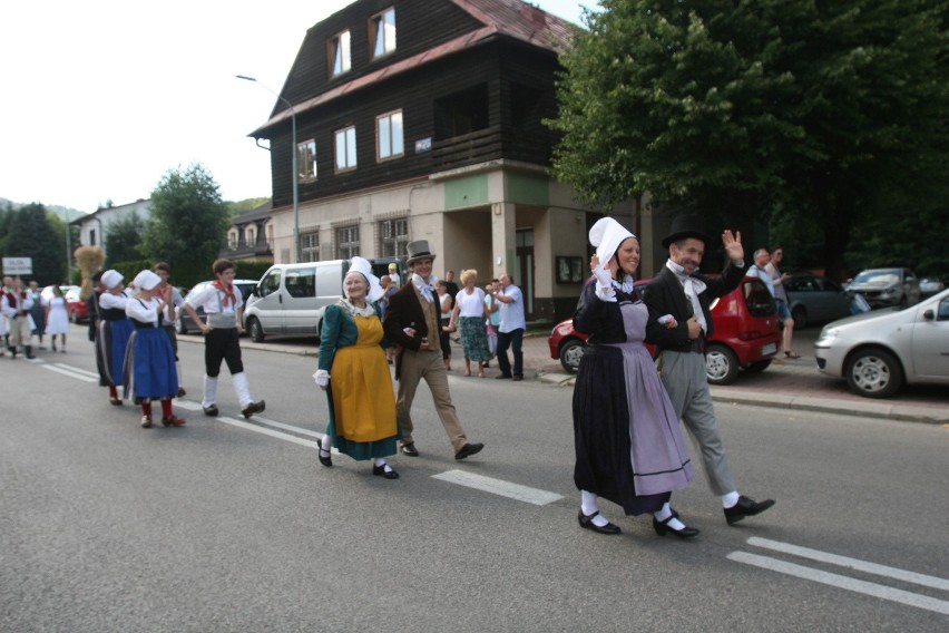 Tydzień Kultury Beskidzkiej 2016: Drugi dzień święta folkloru. Barwny korowód w Szczyrku [ZDJĘCIA]