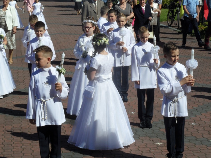 Pierwsza komunia święta w parafii Nawiedzenia NMP w...