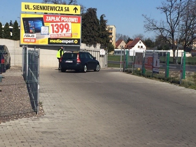 Policjanci blokują myjnie bezdotykowe. Co na to przepisy? Czy można umyć samochód na myjni bezdotykowej?