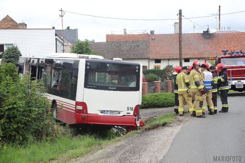 Wypadek autobusu MZK w Chróścinie pod Opolem. Kierowca wjechał do rowu