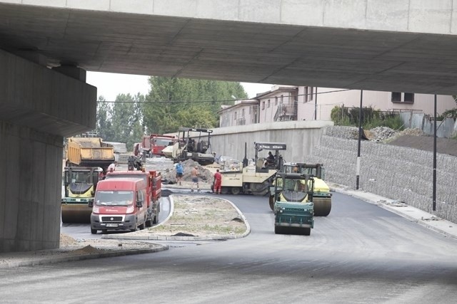 Gigantyczny korek spowodowały ekipy budowlane, które asfaltowały drogę