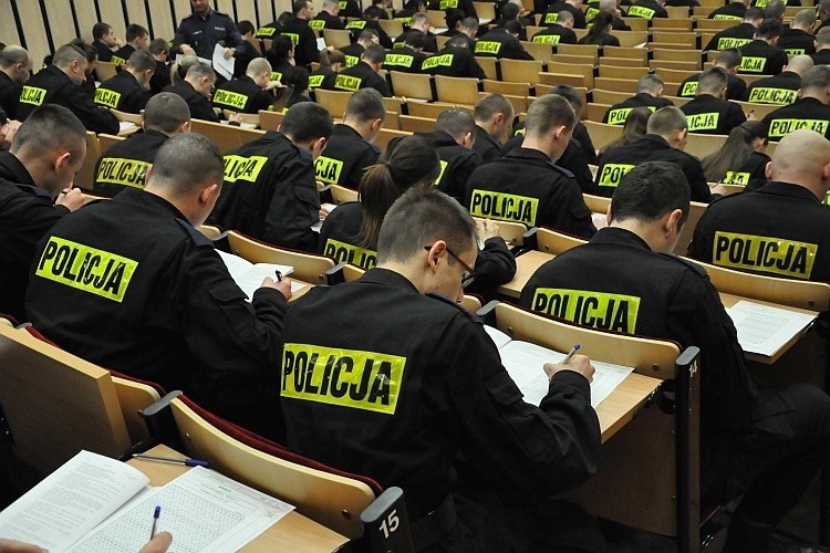 Kolejna grupa młodych policjantów zasili szeregi polskiej...