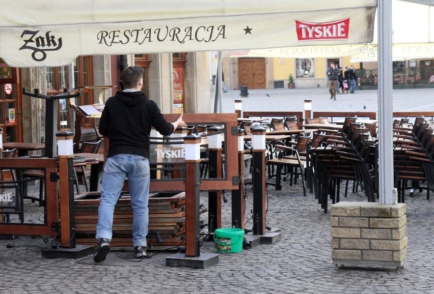 Wrocław: Początek sezonu ogródków letnich w Rynku. Stoi tylko kilka, mało kto w nich siada