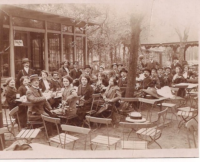 Prasowe anonse o atrakcjach na torze wrotkowym w ogrodzie kawiarni „Tivoli” przy ul. Bydgoskiej 12 , m.in. o koncercie orkiestry wojskowej