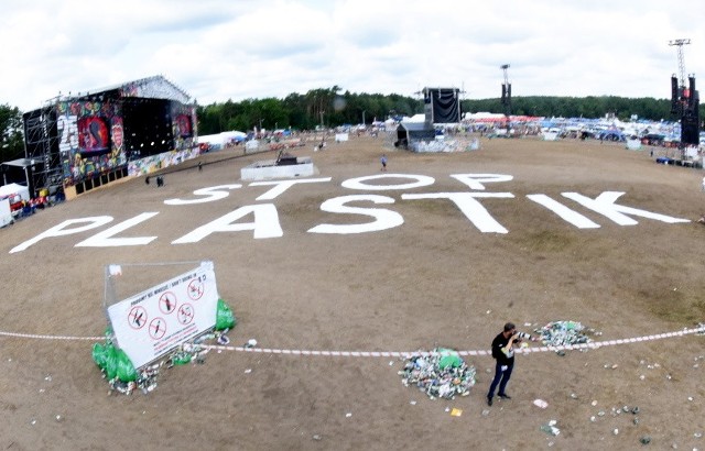 W tym roku organizatorzy Pol'and'Rock festiwalu postawili sobie za cel, by uczestnicy zabawy nie generowali tylu odpadów co w poprzednich latach. Ale nie tylko: w tym roku zatroszczono się też o to, aby śmieci na polu było mniej.I faktycznie: jest czyściej! Uczestnikom zabawy rozdawane są worki (kilkadziesiąt tysięcy!) i utworzono też 38 punktów zrzutu śmieci. W tym roku szczególnie jednak liczy się też bycie eko. Lech wykazał się pomysłem, by uczestnikom zabawy serwować kubki wielokrotnego użytku, które całkowiecie będą mogły być poddane recyklingowi. Z kolei w piątek po godz. 10.00 w pobliżu Dużej Sceny pojawił się wielki napis "Stop plastik".