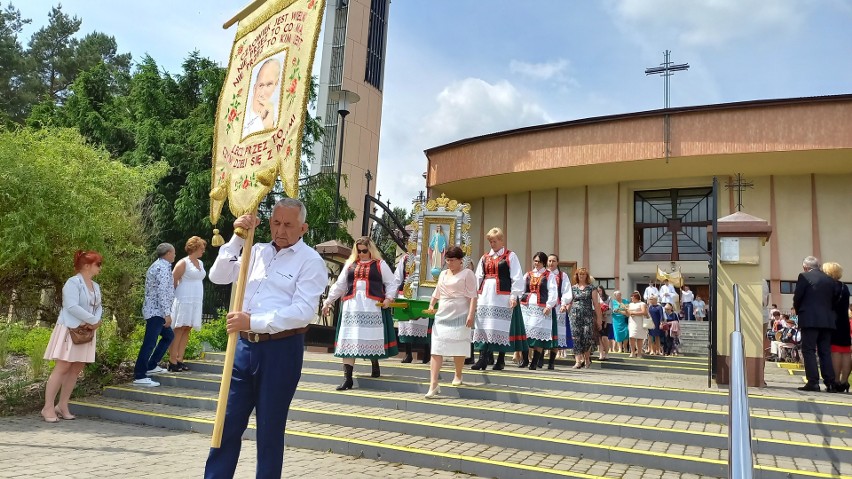 Boże Ciało w Obierwi. Procesja w parafii pw. NMP Częstochowskiej. Zdjęcia 16.06.2022