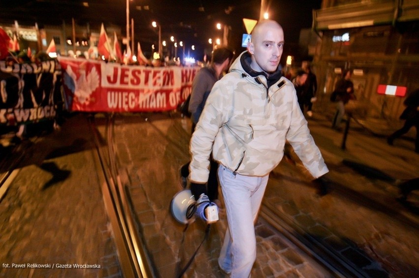 Marsz Patriotów przeszedł przez Wrocław. Petardy i antykomunistyczne hasła (ZDJĘCIA)