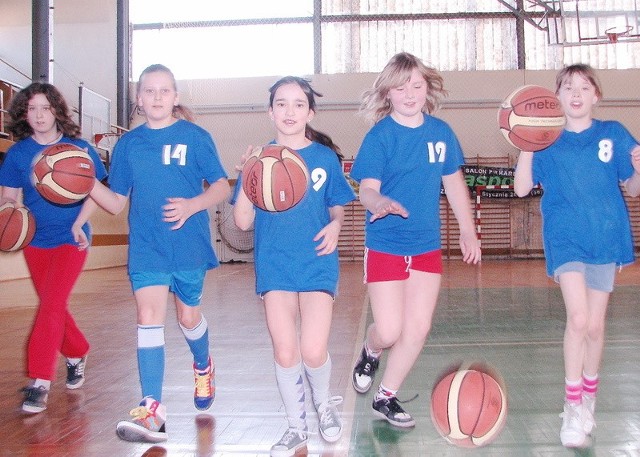 Uczniowie na co dzień ćwiczą w sali klubu "Stal&#8221;. Wczoraj w zajęciach brały udział m.in. (od lewej) Oliwia Macierzyńska, Sara Kosmala, Klaudia Stefaniak, Oktawia Rymant i Natalia Purwin