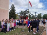 Projekt „Pod biało-czerwoną” w Głowaczowie. Maszt gotowy, flaga w górze. Zobaczcie zdjęcia i film 