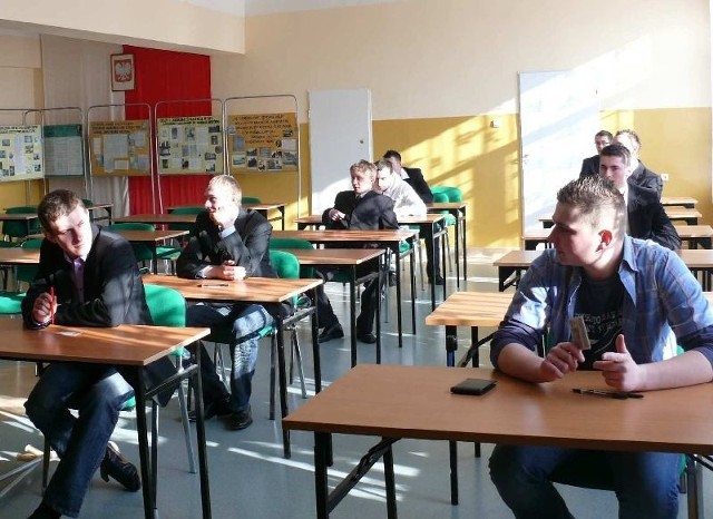W Staszicu blisko setka maturzystów zdawała pierwszy próbny egzamin w dwóch salach.