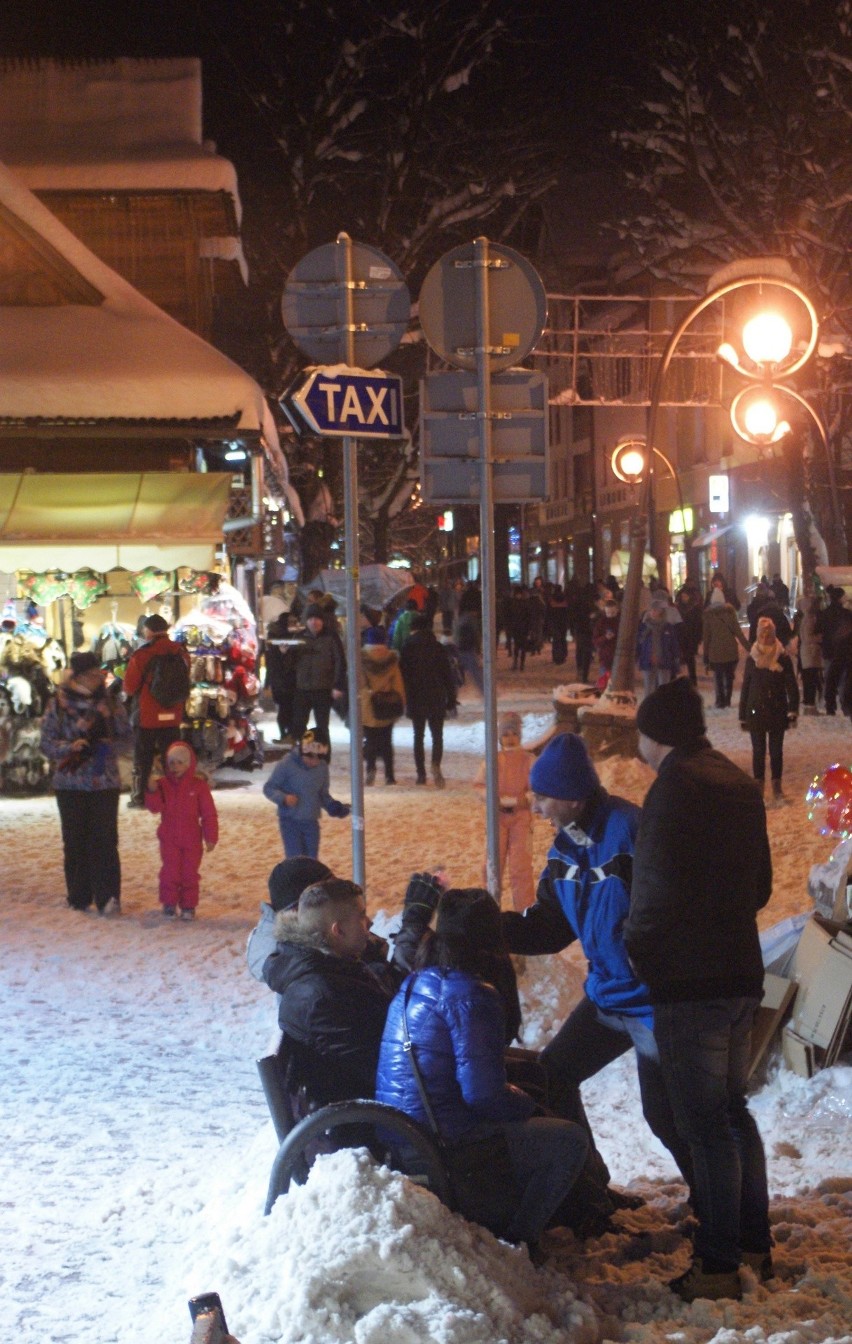 Zakopane: Tłumy turystów spacerują wieczorami po Krupówkach [ZDJĘCIA]