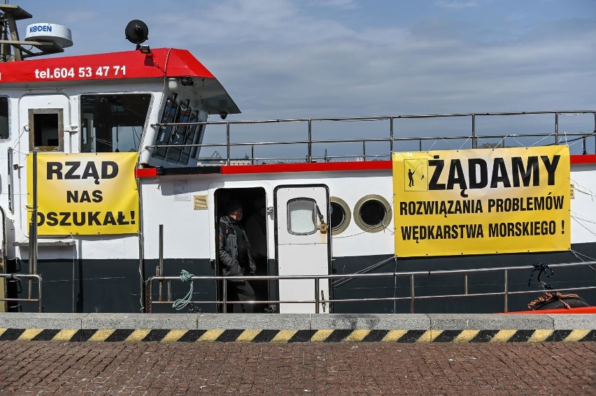Protest rybaków. Armatorzy trudniący się wędkarstwem dorszowym przypłynęli do portu w Gdyni. Czekają na reakcję premiera i grożą blokadą