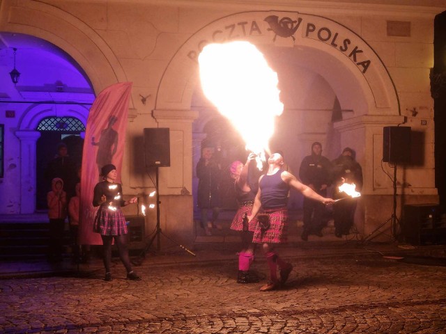 Jedną z atrakcji Święta Młodego Wina w Sandomierzu był pokaz Teatru Ognia.