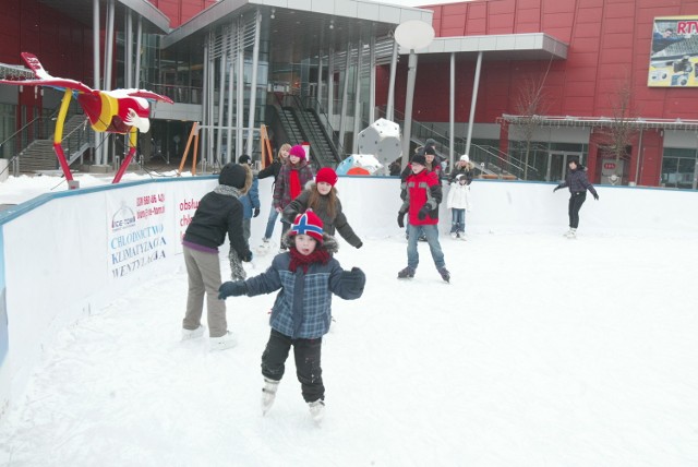 Na lodowisku w Porcie Łódź można wziąć udział w rodzinnym konkursie.