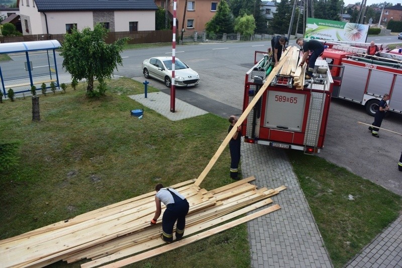 Trąba powietrzna przeszłą przez Gaszowice. W usuwaniu...