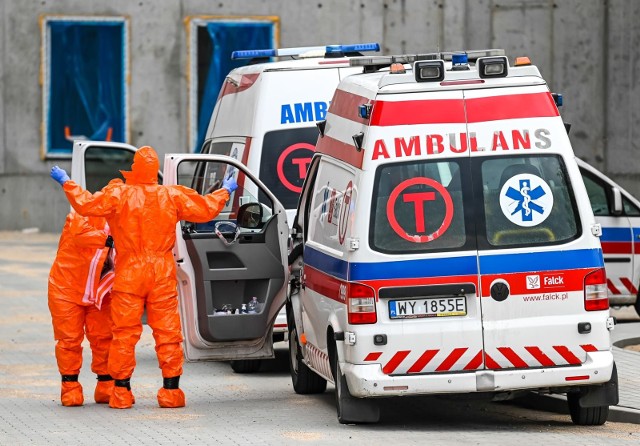 W czwartek 30.04.2020 wieczorem karetki wywiozły na kwarantannę kilkanaście pacjentek oddziału ginekologiczno-położniczego Kociewskiego Centrum Zdrowia w Starogardzie Gd.