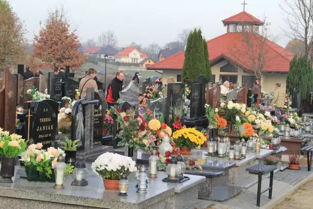 O cmentarzu w Brzezinach mówiła cała Polska. Nie obyło się bez protestu