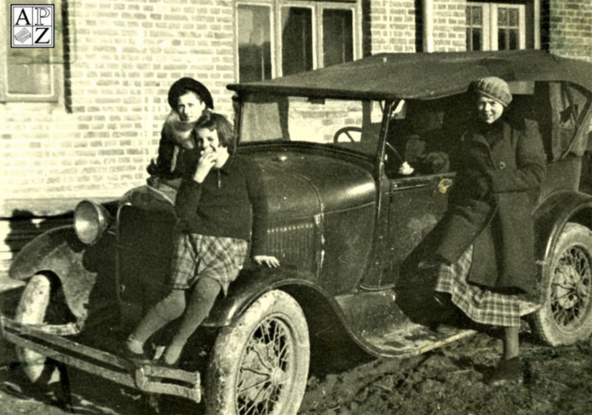 1938 rok. Samochód Józefa Cybulskiego przy ul. Św. Piątka w...