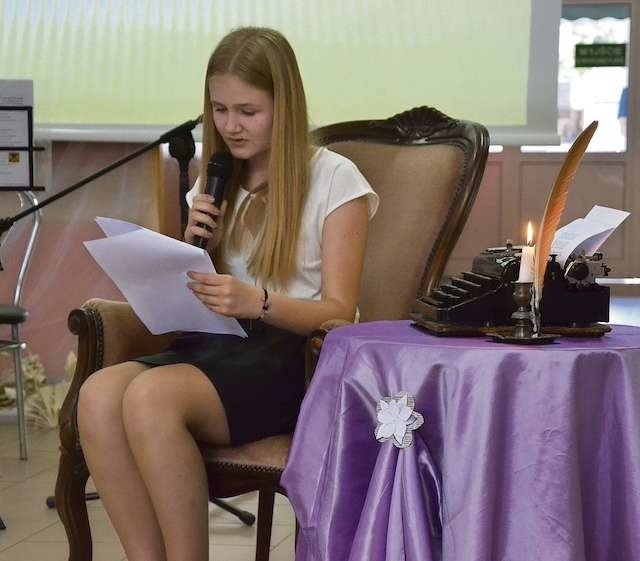 Swój wiersz czyta Zofia Mroczyńska, której przyznaliśmy nagrodę  redakcji  „Nowości”