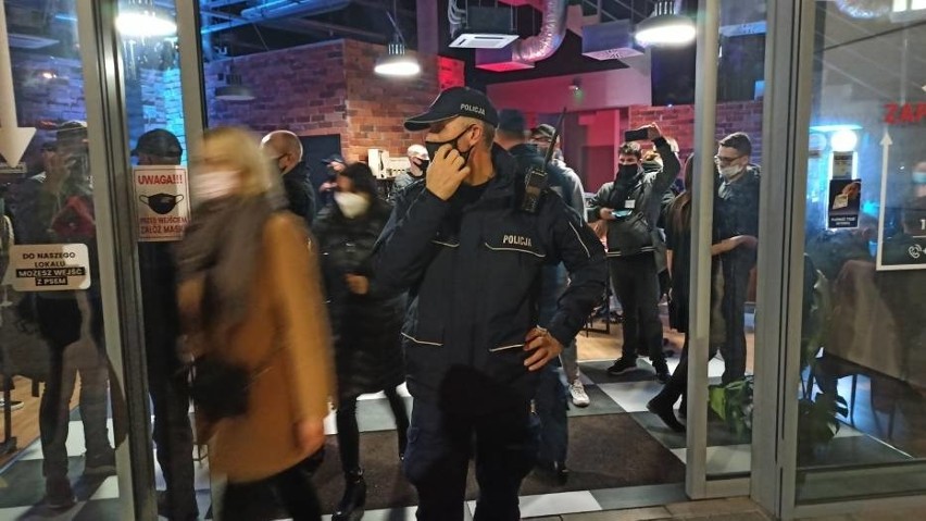 Pracownicy sanepidu w asyście ponad 30 policjantów weszli w...