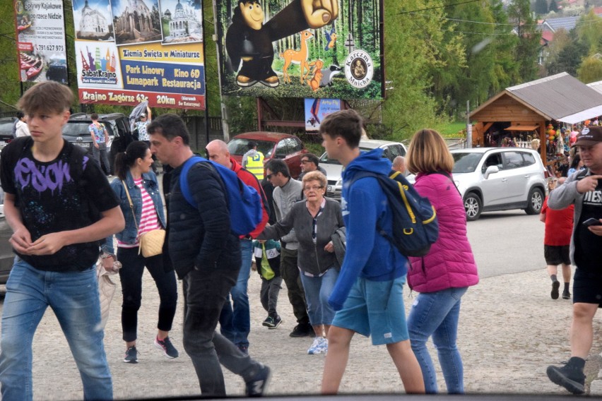 Tłumy ludzi w Świętokrzyskim Parku Narodowym we wtorek 3 maja. Do wejścia na szlaki ustawiały się... kolejki. Zobaczcie zdjęcia