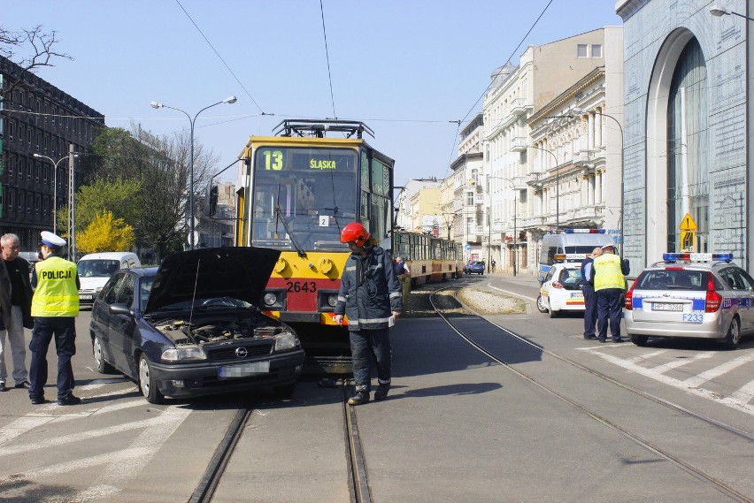 Wypadek na Narutowicza. Opel wjechał pod tramwaj linii 13 [ZDJĘCIA+FILM]