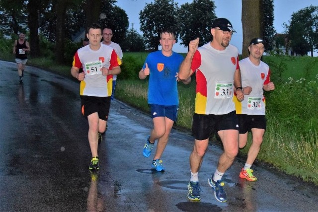 Daniel Mikielski z Olsztynka został pierwszym zwycięzcą I Biegu Muzealnego w Tucznie. 5-kilometrową trasę pokonał w 16 minut i 42 sekundy. Jeszcze większe oklaski zebrał jednak 6-letni Franek Płuciennik z Podgaju, który nie przestraszył się deszczu, chłodu i zmierzchu. Bieg ukończył z czasem 42 minut. W trakcie Nocy Muzeów odbył się również Wojewódzki Zlot Samochodów Zabytkowych i Wiosenny Zlot "Legend PRL-u". A na piasku pod kasztanowcem wystąpił Elvis Presley.