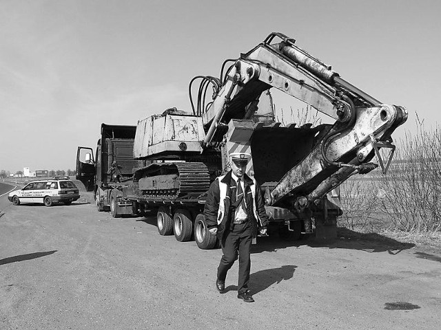 Ciężarówka transportująca koparkę była w fatalnym stanie technicznym. - Skierowaliśmy ją na parking strzeżony - mówi Tomasz Grzybek z Inspektoratu Transportu Drogowego.