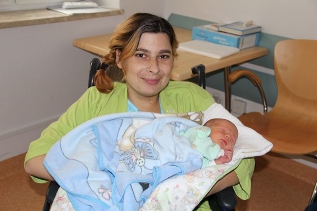 Dominik Budziłek, syn Danuty i Sławomira z Nożewa urodził się 5 stycznia. Ważył 2500g, mierzył 51cm. Na zdjęciu z mamą