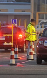 Droższy egzamin na prawo jazdy i większe kolejki? Od 2017 r. kandydatom na kierowców będzie trudniej