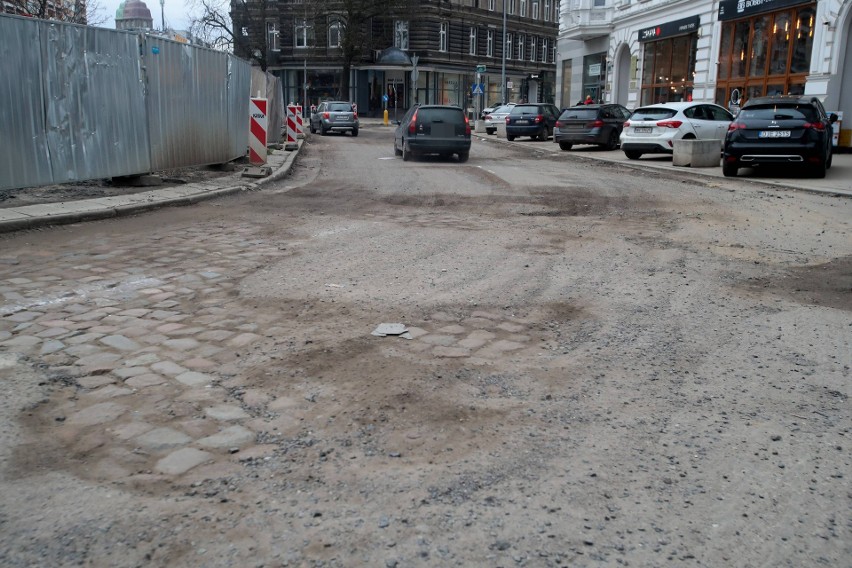 Plac Zgody w Szczecinie: Kierowcy, uważajcie na zawieszenie! Trudno jeździ się po wyfrezowanej jezdni 