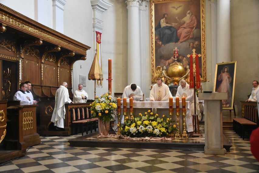 Msza Święta w Poniedziałek Wielkanocny w Sanktuarium na Świętym Krzyżu [ZAPIS TRANSMISJI, ZDJĘCIA]