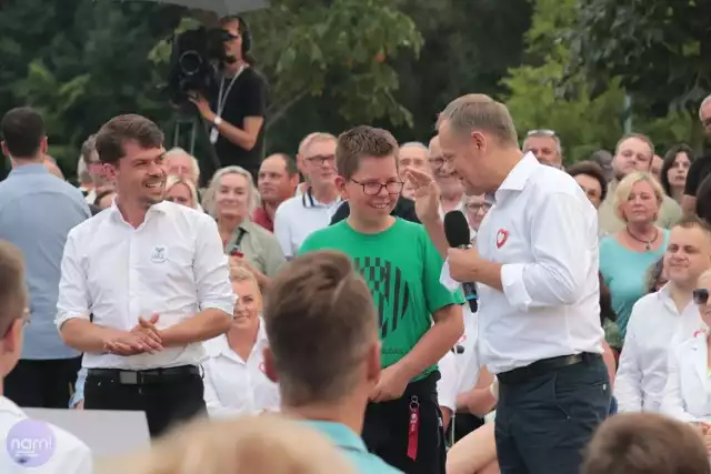 W sierpniu 2023 roku Donald Tusk spotkał się z mieszkańcami Włocławka. Maciek - uczeń SP nr 8 we Włocławku - żalił się wtedy na prace domowe. W styczniu 2024 roku premier zapowiedział, że "tego problemu więcej nie będzie".