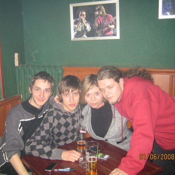 Karol, Konrad, Kasia i Jacek podczas rozmowy przy piwie