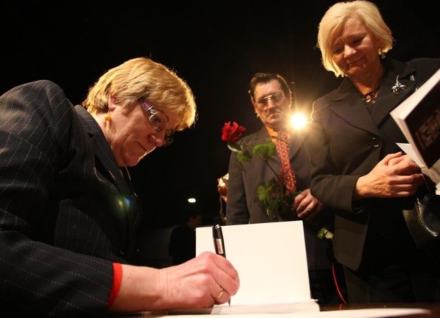 Jolanta Nitkowska-Węglarz podczas jubileuszu podpisywała swoją najnowszą książkę "Skarby słupskich mniszek i inne opowieści”.