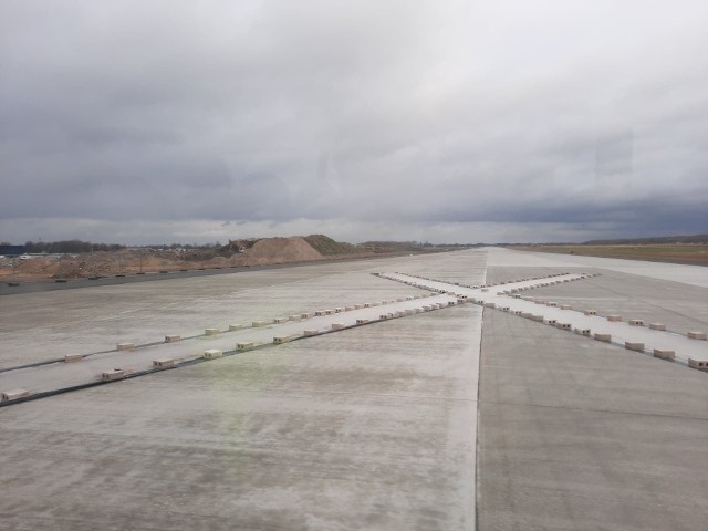 Pas startowy na radomskim lotnisku jest zbudowany według najnowocześniejszych technologii, ma znacznie lepsze parametry niż pas startowy na lotnisku Okęcie i teoretycznie może przyjąć nawet największe samoloty na świecie.