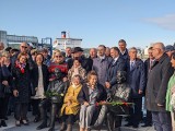 Minister Eugeniusz Kwiatkowski oraz inż. Tadeusz Wenda symbolicznie zasiedli przy kapitanacie Portu Gdynia 