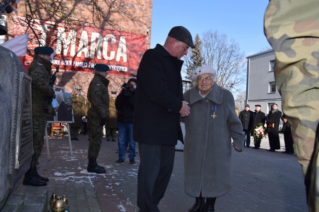 Maria Sosnowska przy pomniku żołnierzy wyklętych