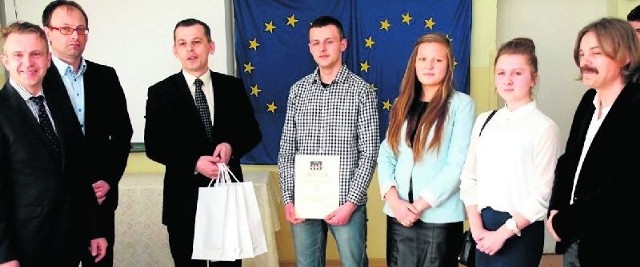 Zwycięska drużyna ze Skalbmierza, z opiekunem Andrzejem Majchrowskim (z prawej) otrzymała gratulacje za wygraną w konkursie.