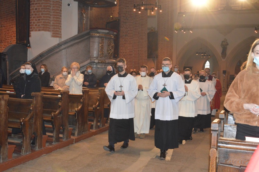 W czasie wieczornej liturgii Wielkiego Piątku wierni oddali cześć krzyżowi