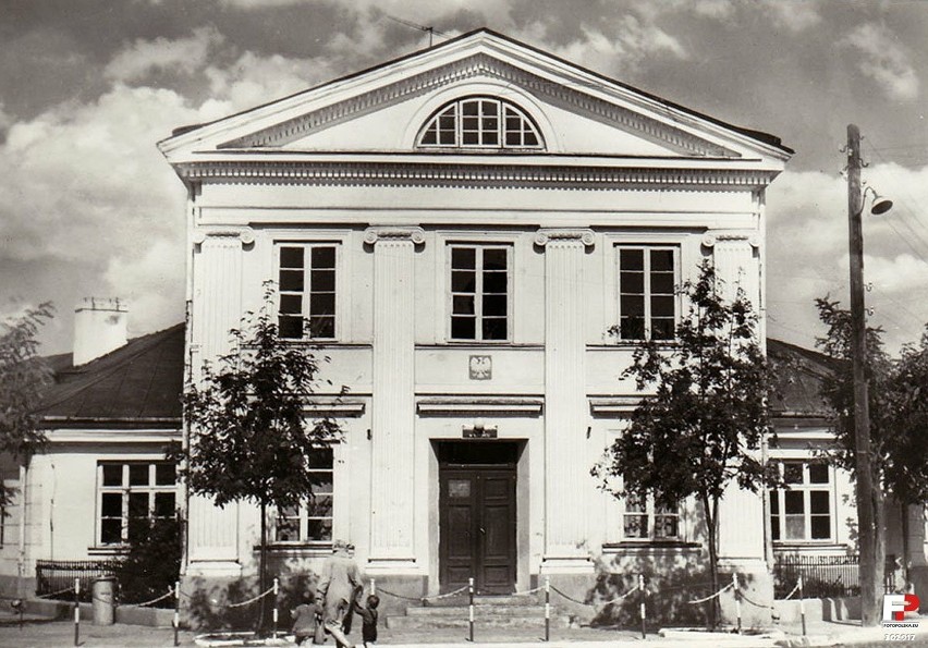 Lata 1960-1970 - Budynek szkoły na starej pocztówce