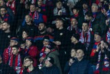 Kibice Rakowa na stadionie Cracovii. Dopingowali zespół w meczu z Puszczą. Zdjęcia