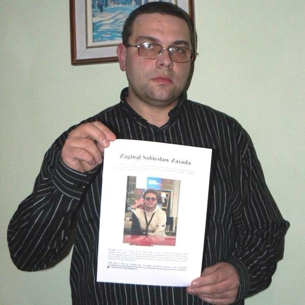 - Plakaty z informacją o zaginionym Sobiesławie powiesiliśmy w całym mieście - mówi jego brat Konrad Zasada.
