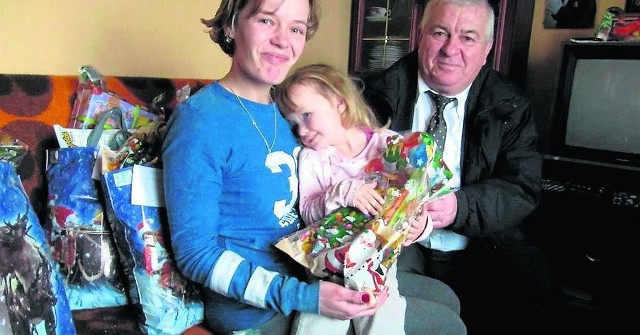 Marcin Majcher, burmistrz Ożarowa bożonarodzeniowe upominki dzieciom wręczał osobiście.