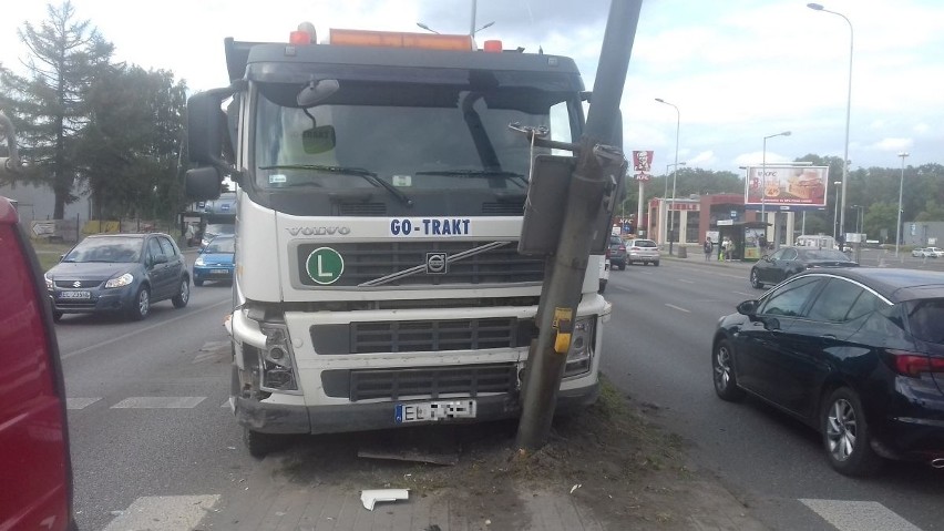 Wypadek na al. Jana Pawła II! Tworzy się gigantyczny korek. ZDJĘCIA